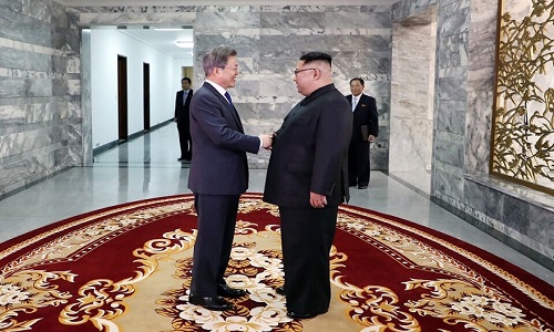 5月26日，韩国总统文在寅（左）在板门店朝方一侧的统一阁与朝鲜国务委员会委员长金正恩举行会晤。新华社发（青瓦台供图）