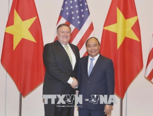 越南政府总理阮春福（右）会见美国国务卿蓬佩奥（图源：越通社）