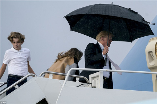 特朗普撑伞前面走妻儿淋雨跟在后 外媒 太不绅士 