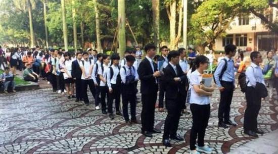 在大陆高校排队等面试的台湾高中生 （图源：环球网）