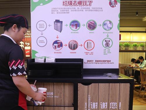 2017年6月13日，1名餐厅服务员将餐后垃圾分类投放。 新华社记者 陈飞 摄