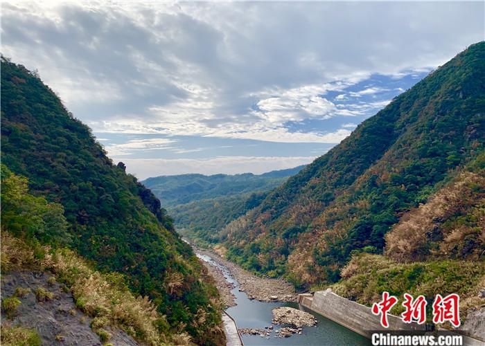 从位于江西靖安县的洪屏抽水蓄能电站大坝俯瞰.中新网张奥林 摄