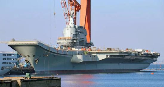 海军节当天 中国国产航母驶离码头 现场大量照片曝光 