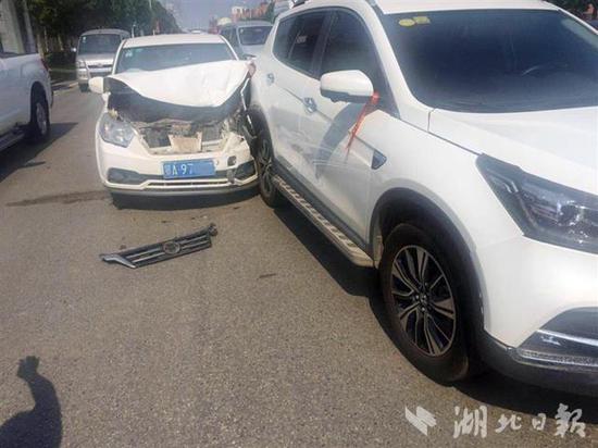 酒驾司机的车辆制造祸端。(视界网梅胭摄)