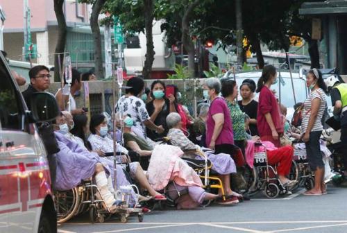 在外等候的病患。（图：台湾《中时电子报》/赵双杰 摄）