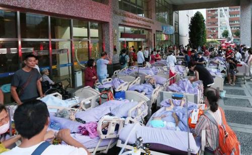 医院疏散病患。（图：台湾《中时电子报》/赵双杰 摄）