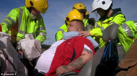 190公斤超胖男子遇车祸24名应急人员出动救援