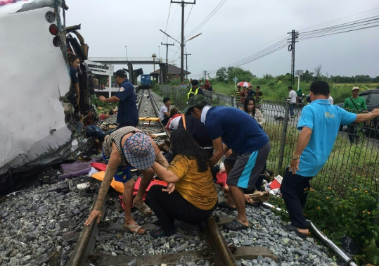 泰国一载65人汽车遭火车高速撞翻 至少17死29伤