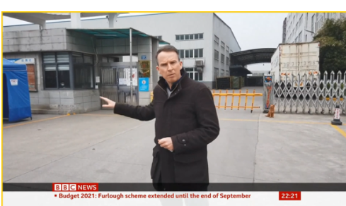 的手段,通过另一家工厂外的出镜,强化外界对所谓新疆"强迫劳动"的联想