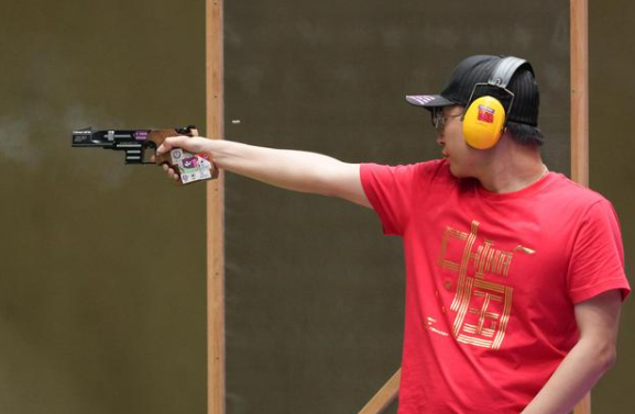 中国选手李越宏夺得射击男子25米手枪速射铜牌