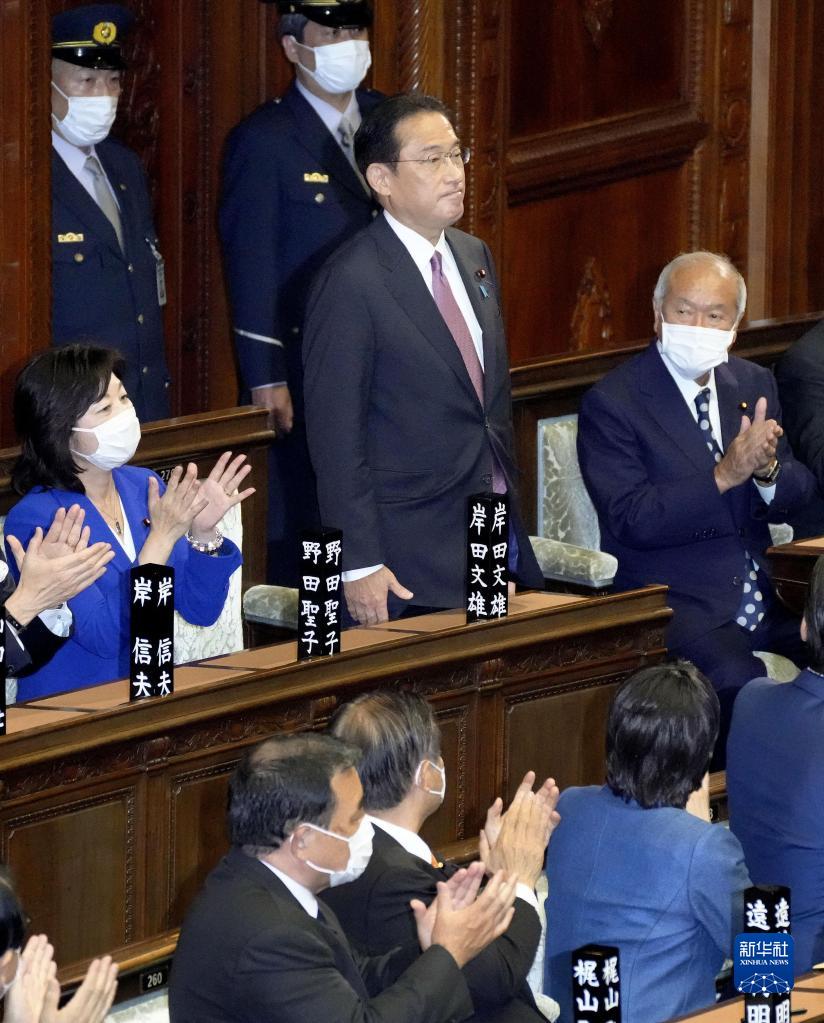 11月10日,在日本东京国会众议院,岸田文雄在当选首相后接受祝贺.