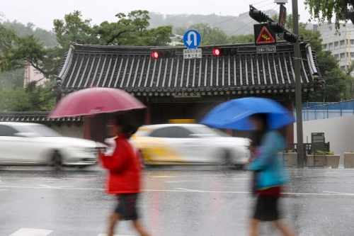 台风“卡努”登陆韩国，万人疏散交通停运