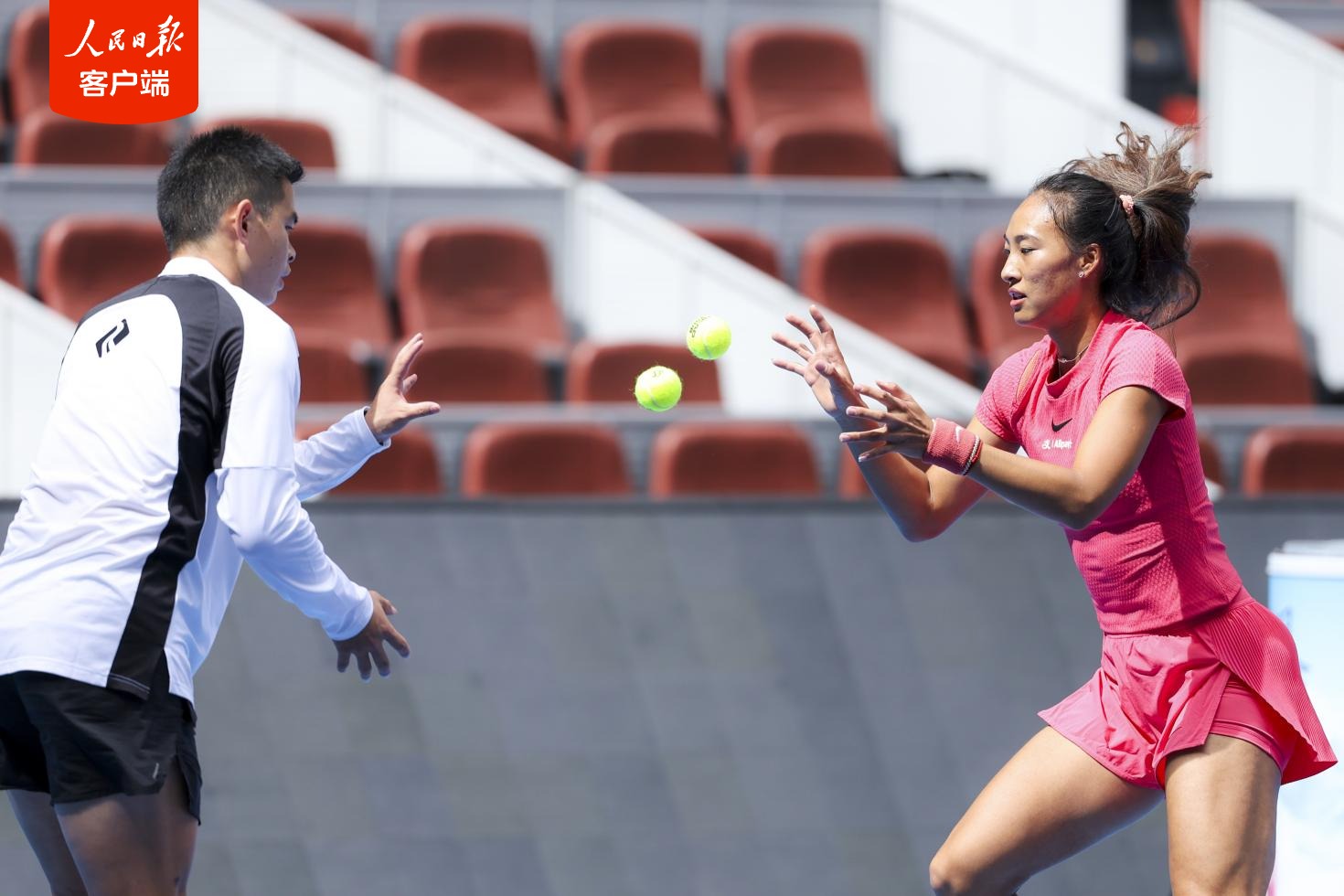 Zheng Qinwen with her team