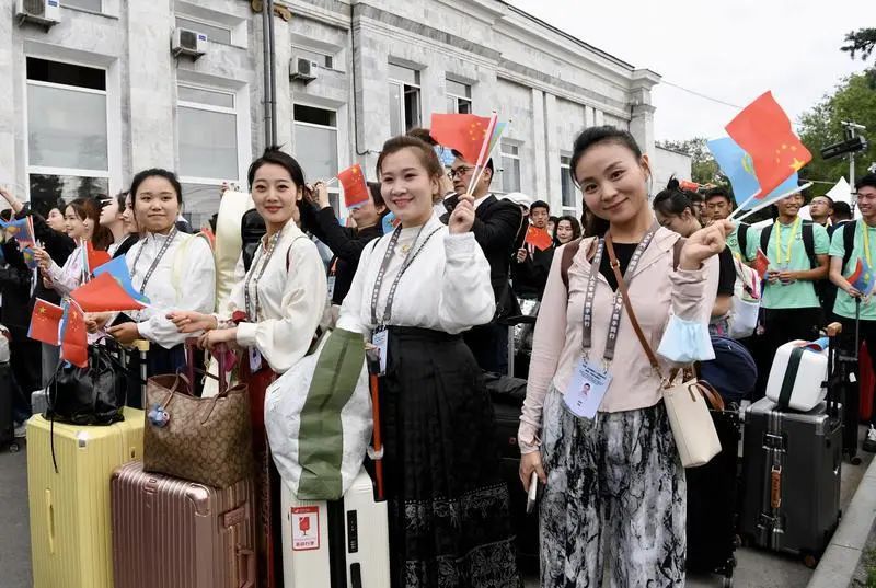 专列旅客抵达阿拉木图。