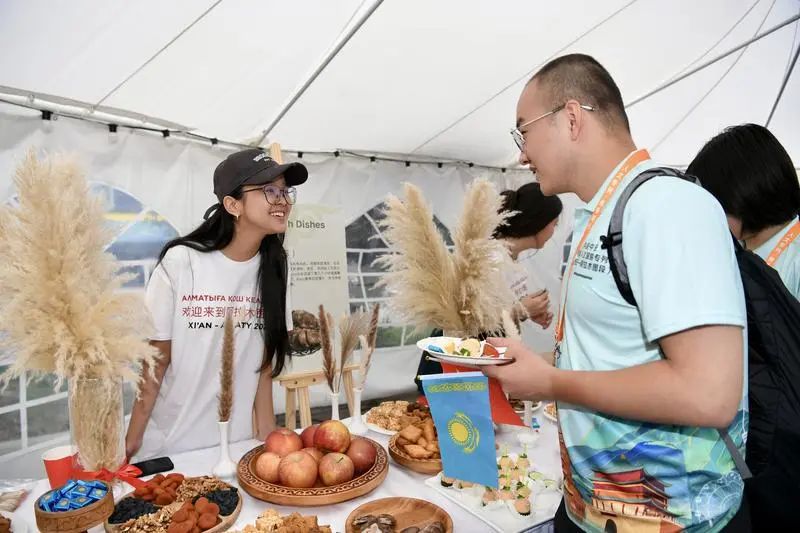 专列抵达后,阿拉木图当地工作人员准备精美的美食邀请旅客品尝。
