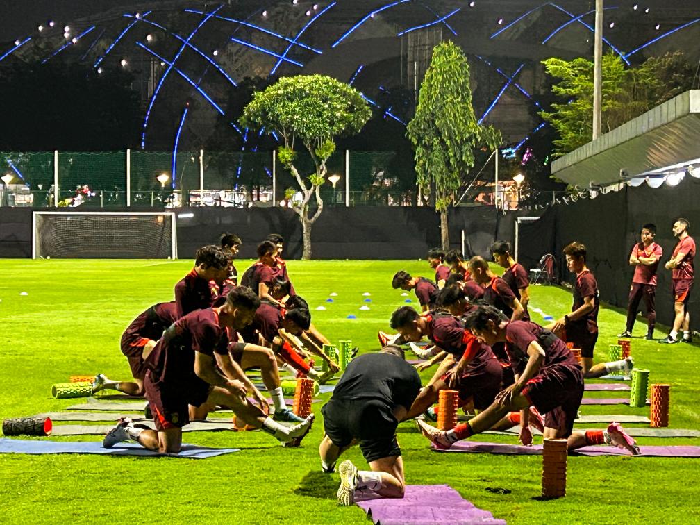 6月3日,中国男足国家队进行训练前热身。新华社记者 徐钦 摄