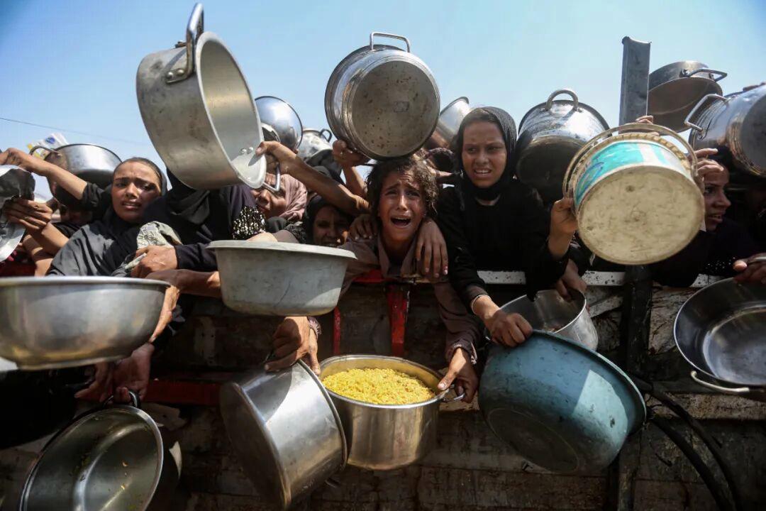 2025年8月10日,民众在加沙城领取免费食物。 新华社发(里泽克·阿卜杜勒贾瓦德摄)