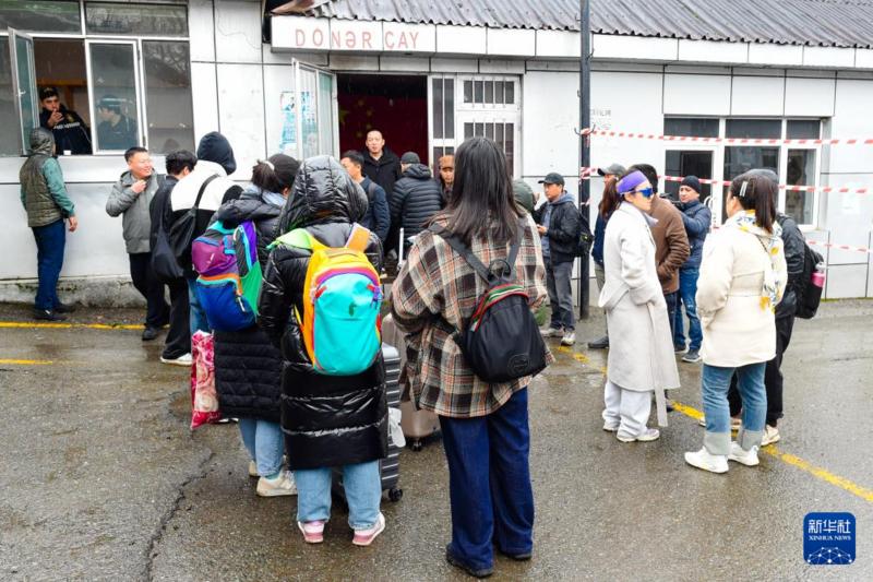 3月1日,从伊朗撤离的中国公民在阿塞拜疆南部阿斯塔拉口岸集合,准备乘坐大巴赴阿塞拜疆首都巴库。新华社记者 陈俊锋 摄