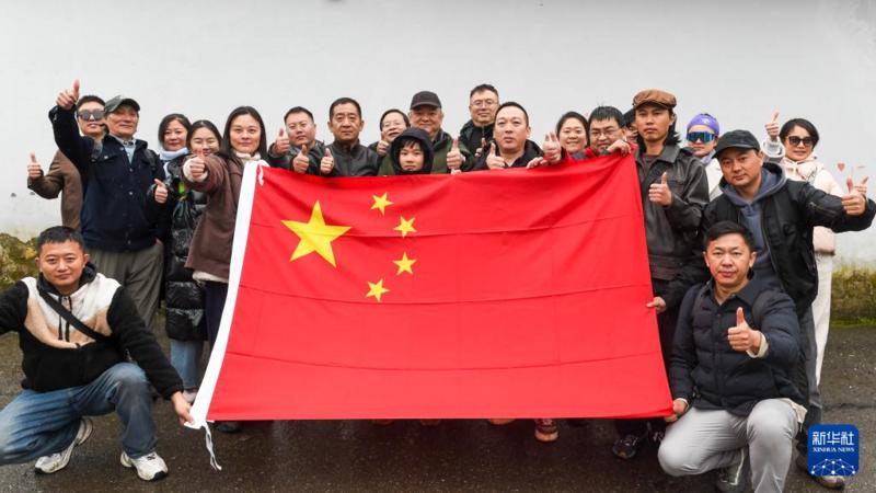 3月1日,从伊朗撤离的中国公民在阿塞拜疆南部阿斯塔拉口岸合影。新华社记者 陈俊锋 摄