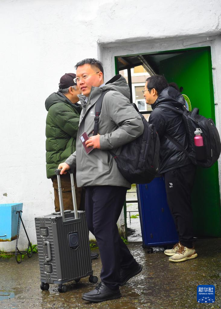 3月1日,首位从伊朗撤离的中国公民抵达阿塞拜疆。新华社记者 陈俊锋 摄