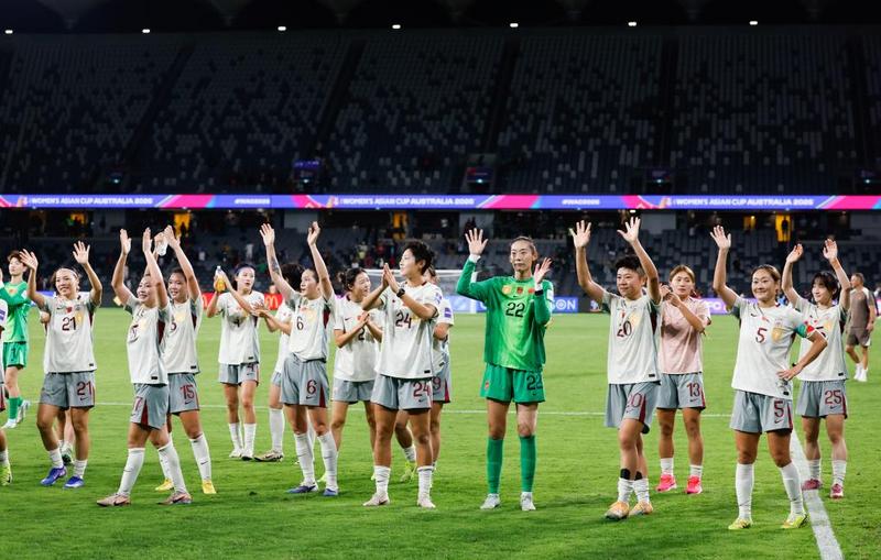 3月3日,中国队球员在比赛后向观众致意。新华社记者 马平 摄