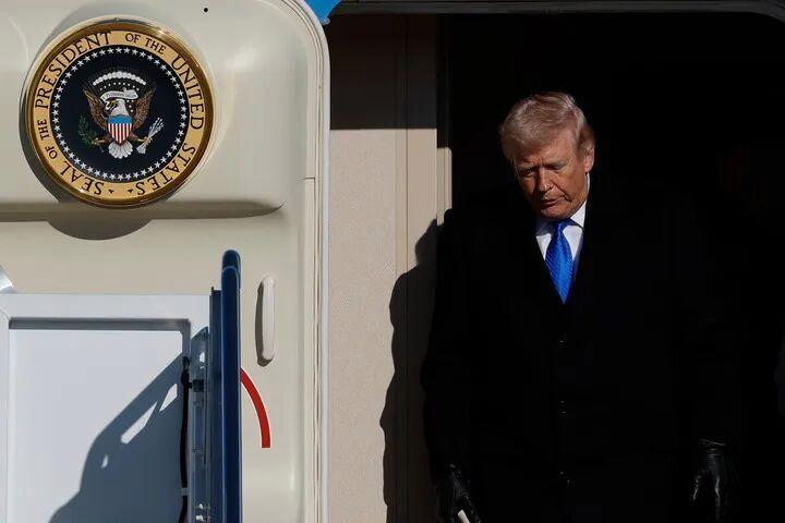 特朗普23日抵达美国马里兰州安德鲁斯联合基地。美联社照片