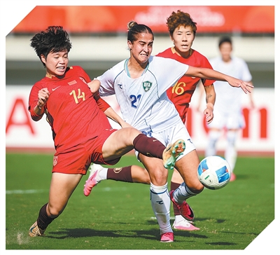 9月17日,中国队球员李晴潼(左一)在亚运会女足小组赛中拼抢。新华社记者 贾浩成 摄