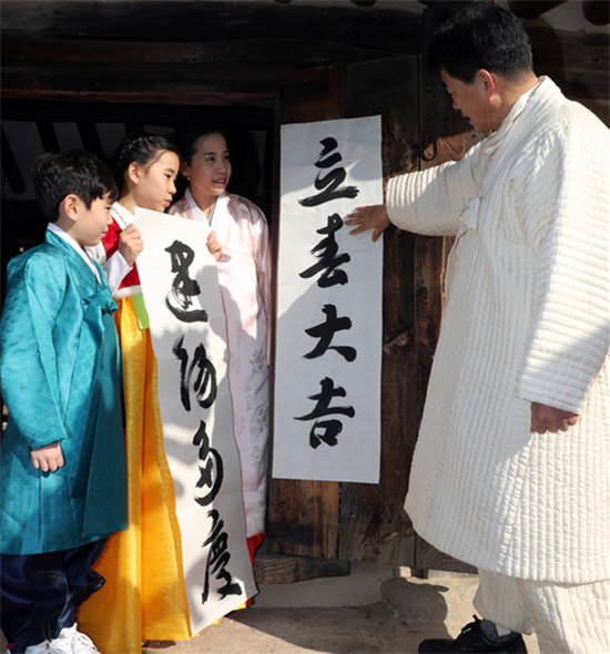 韩国人提前庆祝立春贴汉字对联白纸黑字亮了