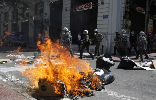 希腊数万人集会抗议实施更严厉紧缩政策(组图)