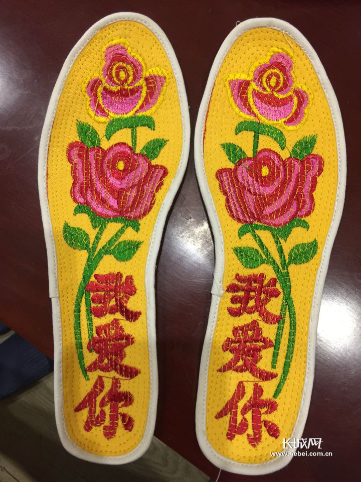 村民送给郭素萍一双绣着我爱你字样的鞋垫郭素萍供图