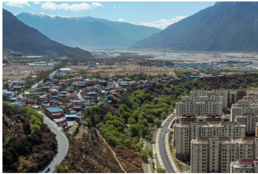 这是西藏林芝巴吉村(画面左侧)及毗邻的八一镇(2021年4月6日摄,无人机