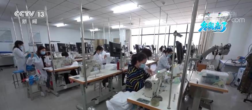 宇树R1机器人首次亮相华强北开启智能运动新纪元！(图1)