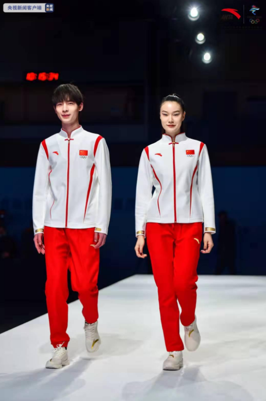 我们期待很多中国运动员能够穿上这身冠军龙服,登上北京冬奥会领奖台