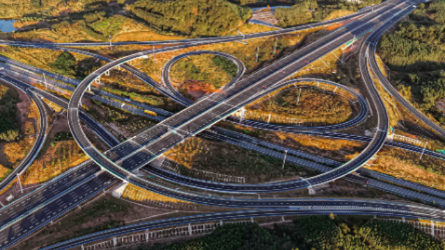 广西首条一次性建成双向八车道高速公路通车 深化对接粤港澳大湾区
