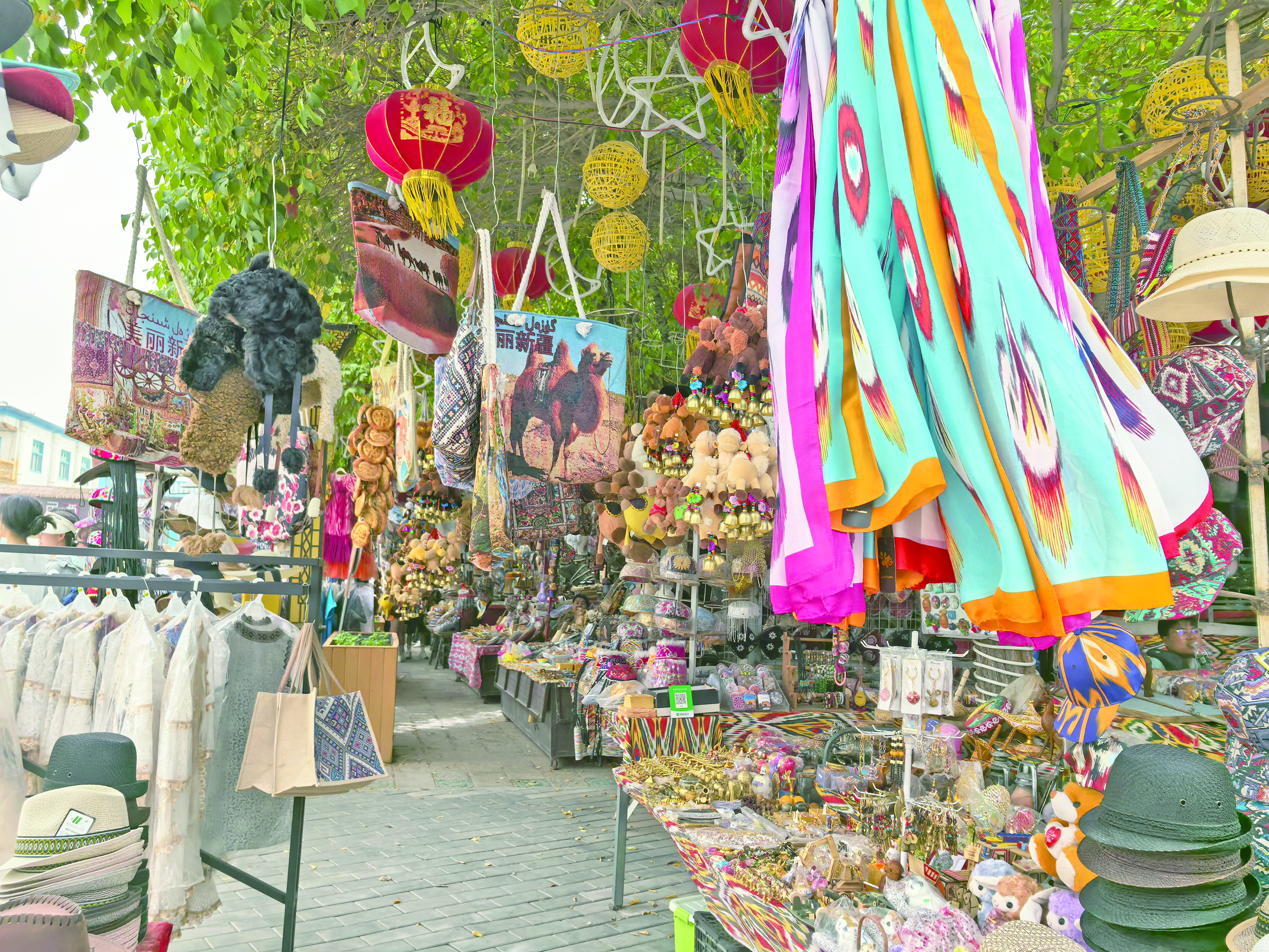 花帽巷街边的店铺里民族特色商品琳琅满目。