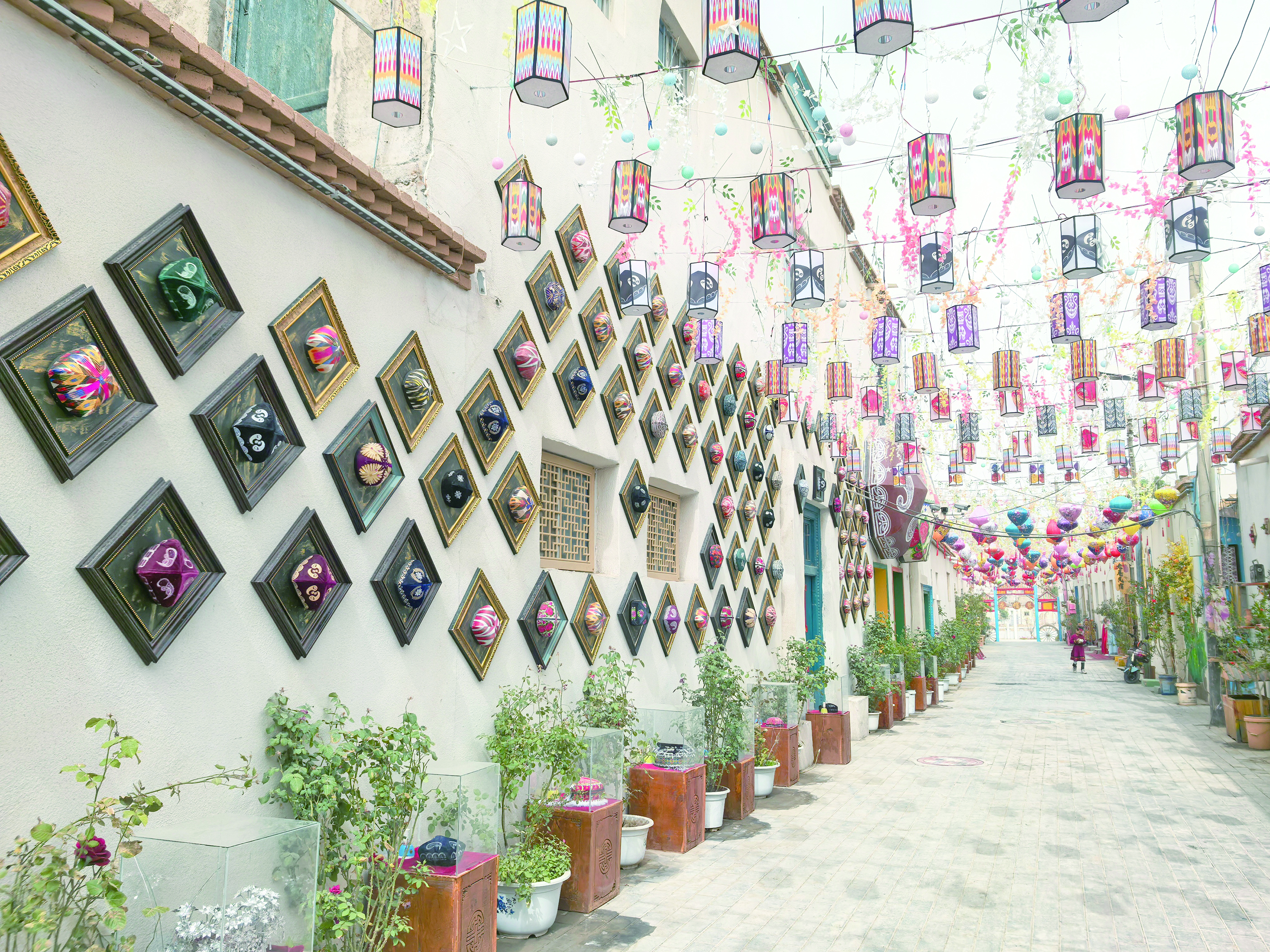 库车市花帽巷的墙上陈列着色彩斑斓、花色各异的花帽。