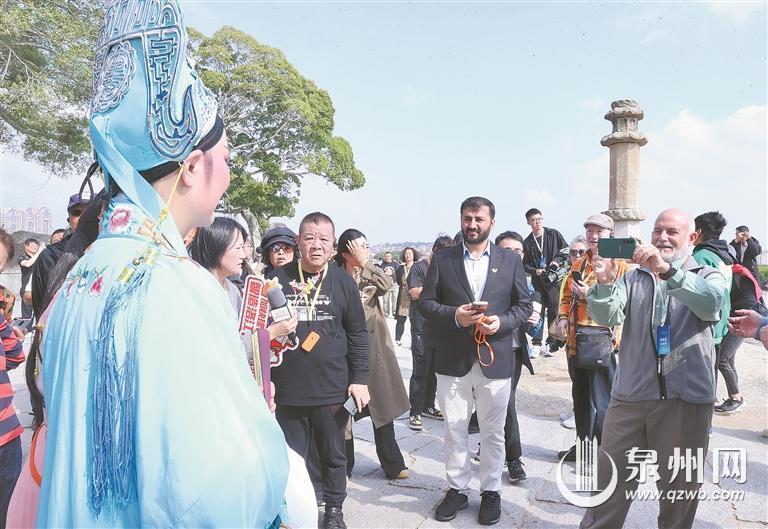 去年12月,来泉参加第十二届全球视频媒体论坛的嘉宾考察洛阳桥。 (融媒体记者 陈小阳 摄)