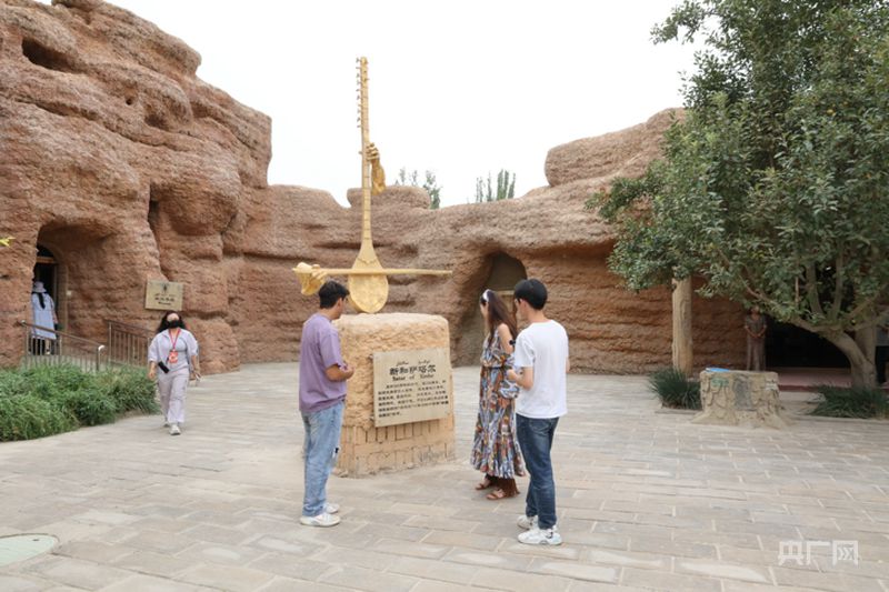 游客参观天籁加依景区(央广网记者 梁瑜琳 摄)