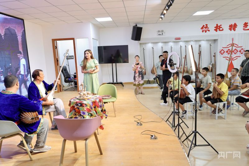学生在加依村学习乐器弹奏(央广网记者 梁瑜琳 摄)