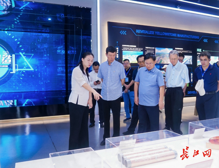 启动式后,黄石市委常委、宣传部部长王玲(左一)在黄石规划展示馆向网媒总编辑们介绍黄石经济社会发展情况。 长江网记者彭年 摄