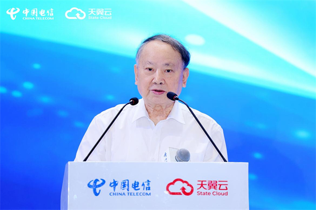 中国工程院院士沈昌祥在大会上作主题演讲。重庆电信供图