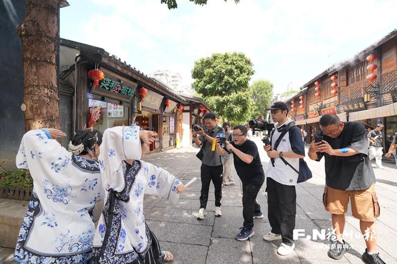 “大V”在三坊七巷拍摄三条簪妆造。记者 原浩 摄 跟着“大V”感受镜头下的榕城之美