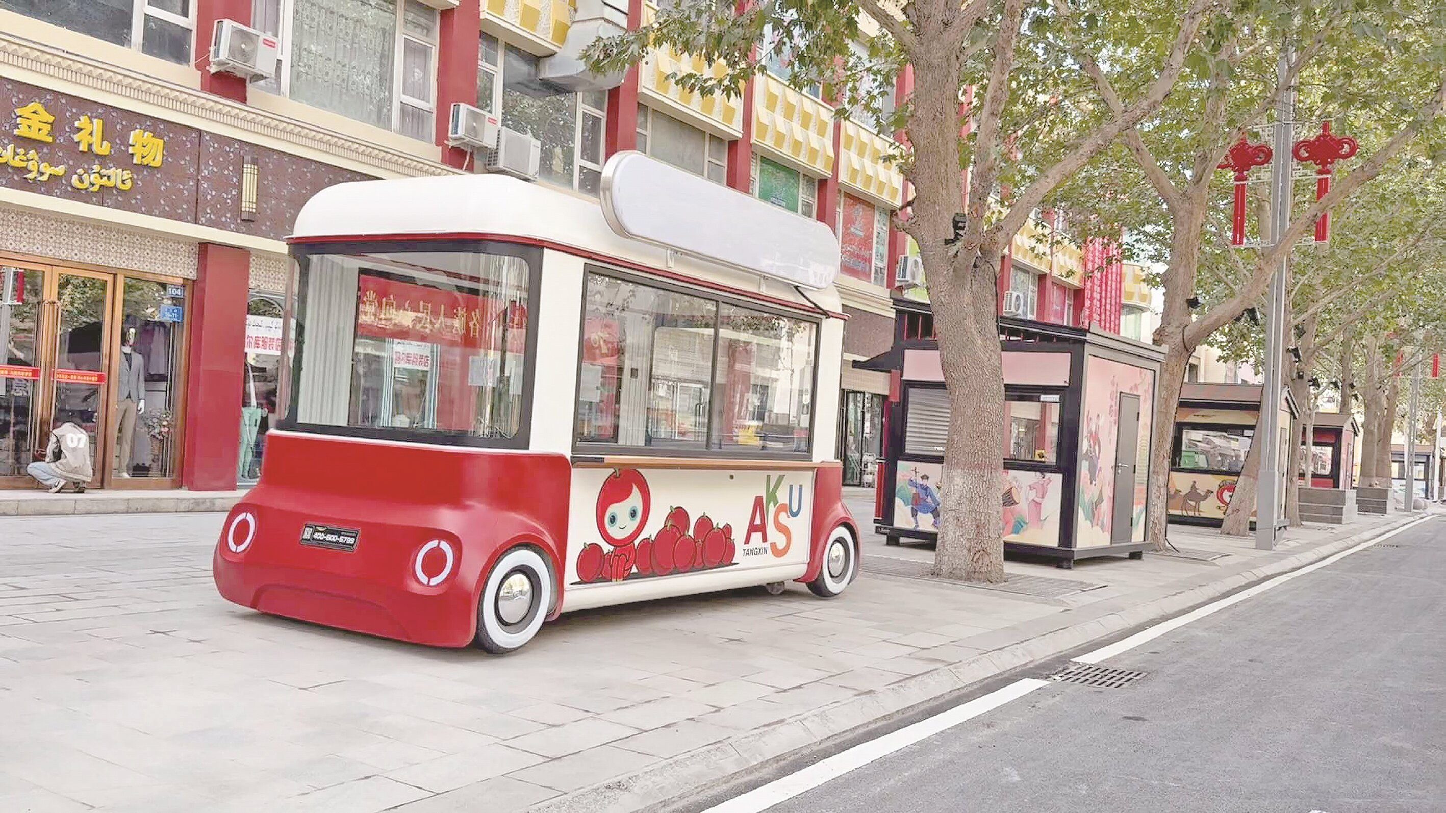 王三街以崭新的基础设施、浓郁的文化氛围和便捷的消费体验,成为市民休闲、游客打卡的新地标。