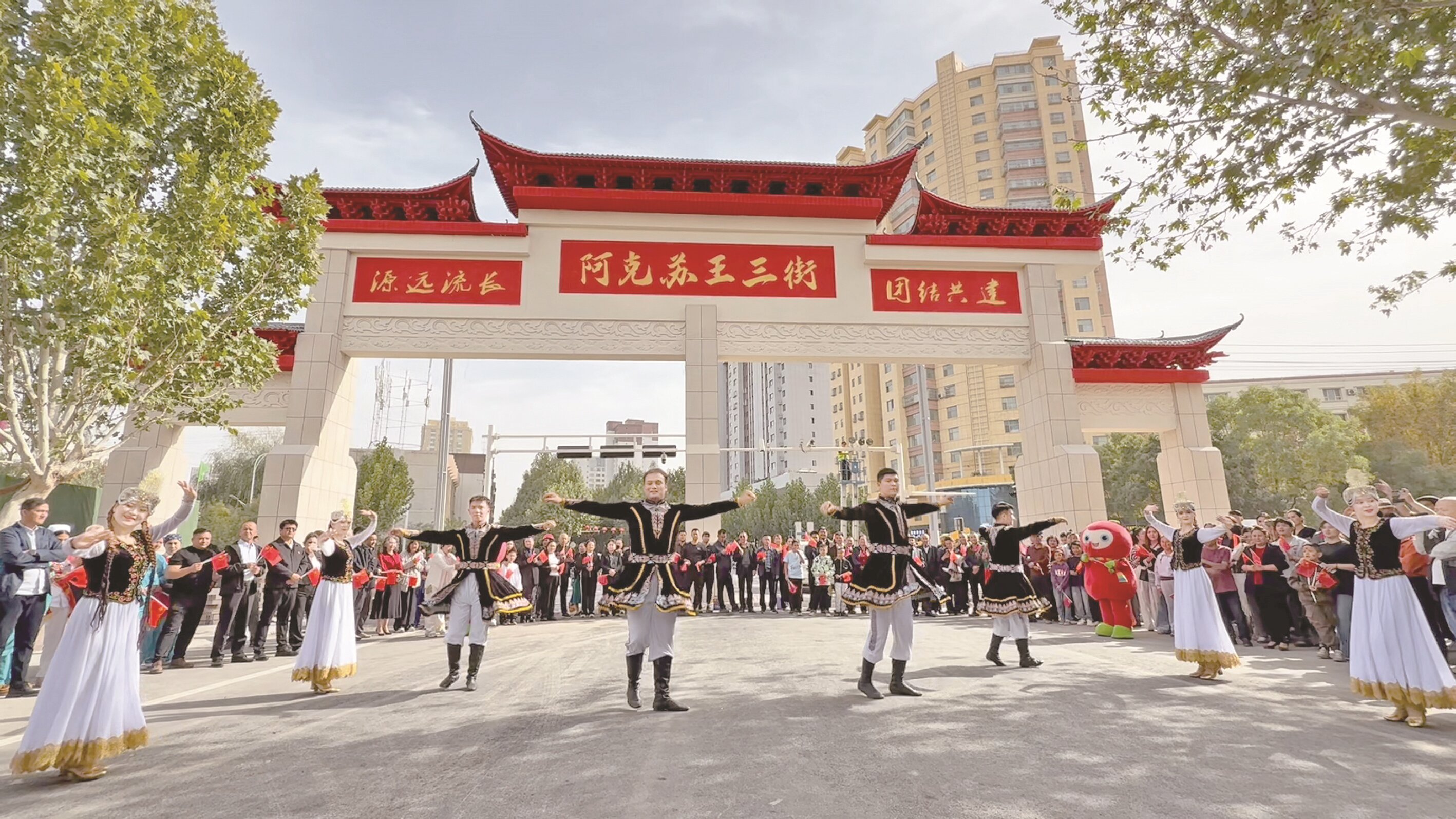 王三街以崭新的基础设施、浓郁的文化氛围和便捷的消费体验,成为市民休闲、游客打卡的新地标。