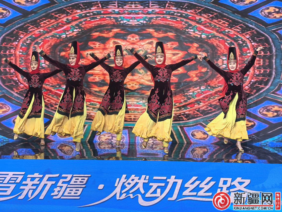 舞蹈《刀郎麦西莱普》旋律热情奔放,瞬间点燃现场气氛。(薛玲摄)