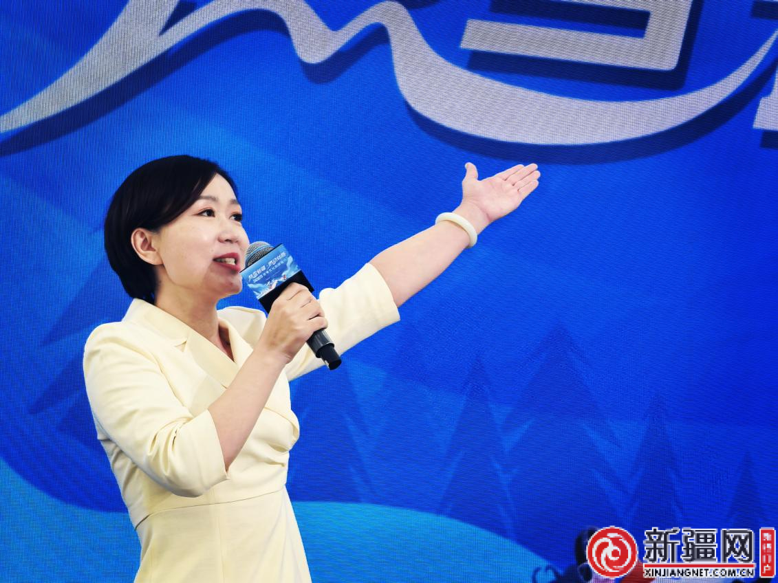 巴州和硕县推荐官介绍当地文旅资源及冰雪旅游线路产品。(薛玲摄)