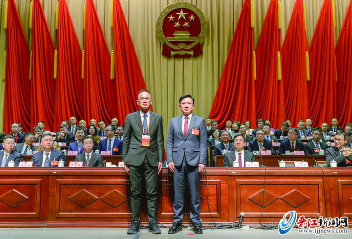 晋江市委书记王明元与新当选的晋江市人民政府市长王小阳合影。