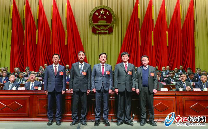 晋江市委书记王明元与晋江市第十八届人大常委会领导班子合影。