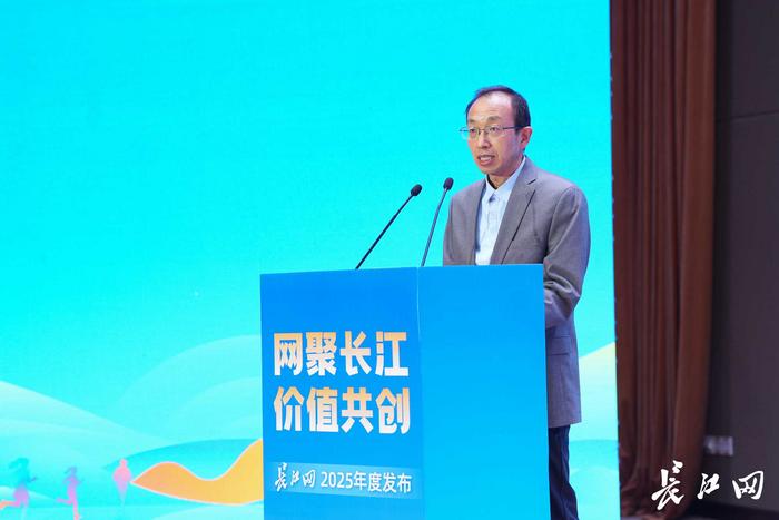 教育部大数据与国家传播战略实验室执行主任,华中科技大学新闻与信息传播学院教授、博士生导师李卫东现场点评。