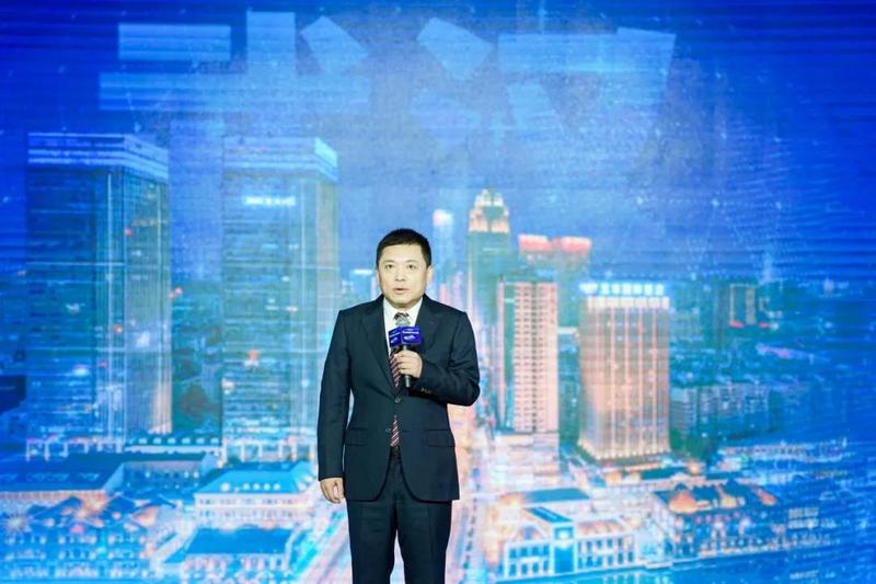 市住房和城市更新局局长蔡松作主旨报告。记者许魏巍 摄